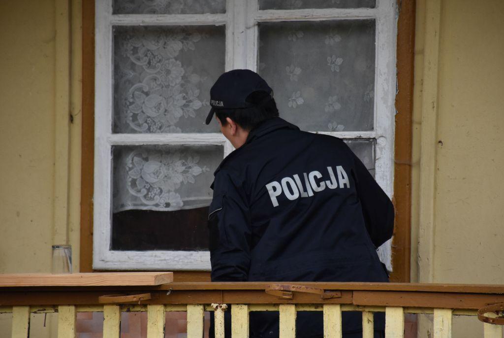 Policjanci kontrolują miejsca przebywania osób bezdomnych.<br/>fot.KPP Jarosław