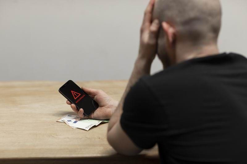 Z raportów na temat cyberzagrożeń w sieci, opracowywanych przez CERT Orange Polska – dział zajmujący się u operatora sprawami bezpieczeństwa – wynika, że liczba ataków dokonywanych na urządzenia mobilne stale rośnie. Jedną ze stosowanych przez oszustów sztuczek jest tzw. „SMS od kuriera” lub „Dopłat