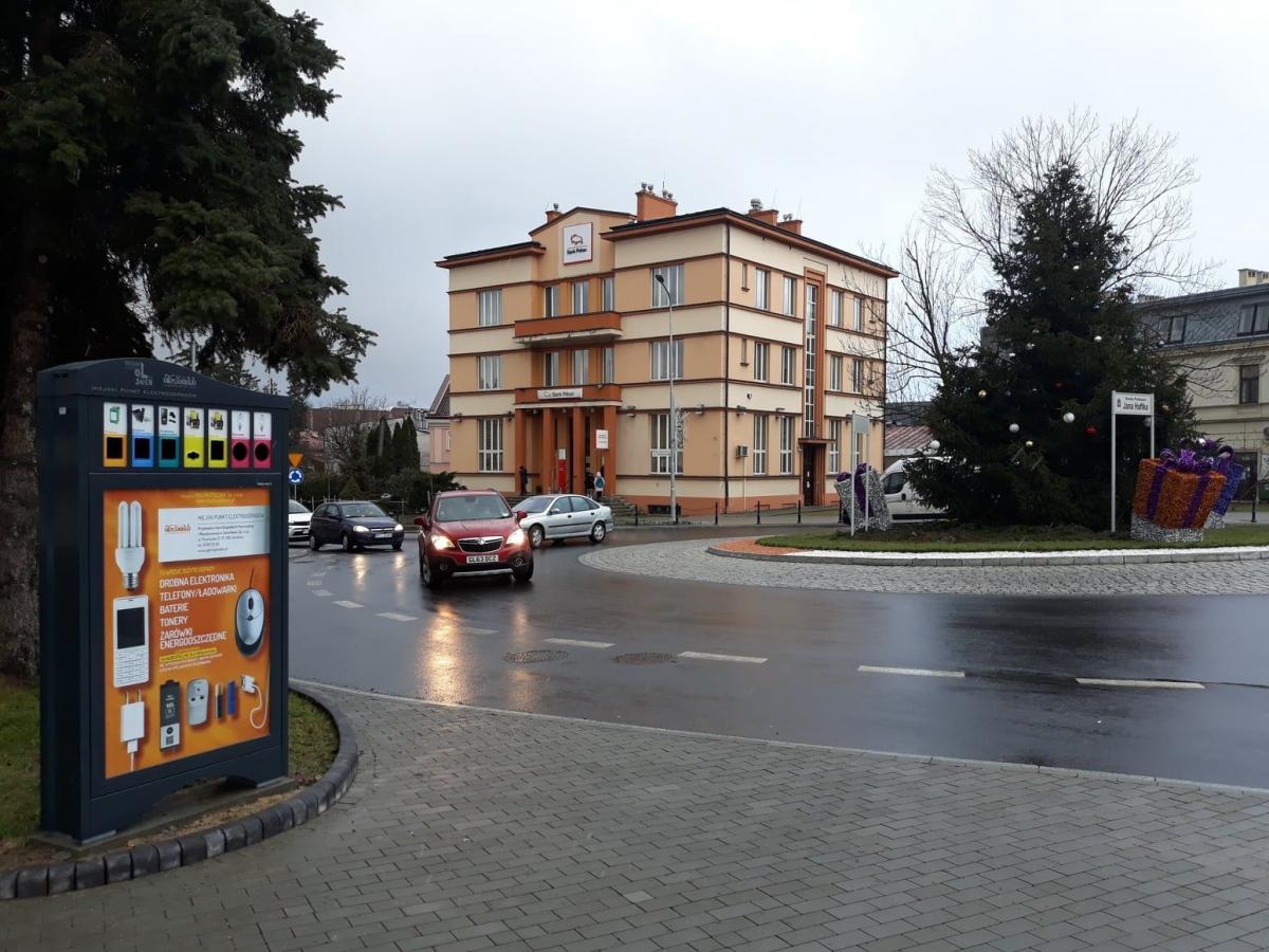 Automat, do którego możemy wyrzucić stary telefon lub żarówkę, znajduje się przy Bramie Krakowskiej. <br/>fot.PGKiM Jarosław
