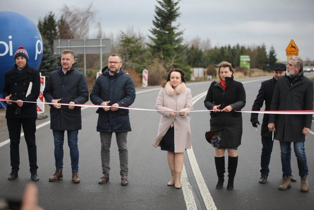Kolejna na terenie powiatu lubaczowskiego drogowa inwestycja została ukończona. W jej oficjalnym otwarciu udział wzięli: członek Zarządu Województwa Podkarpackiego Anna Huk, starosta powiatu lubaczowskiego Zenon Swatek, dyrektor Podkarpackiego Zarządu Dróg Wojewódzkich Piotr Miąso, a także przedstaw
