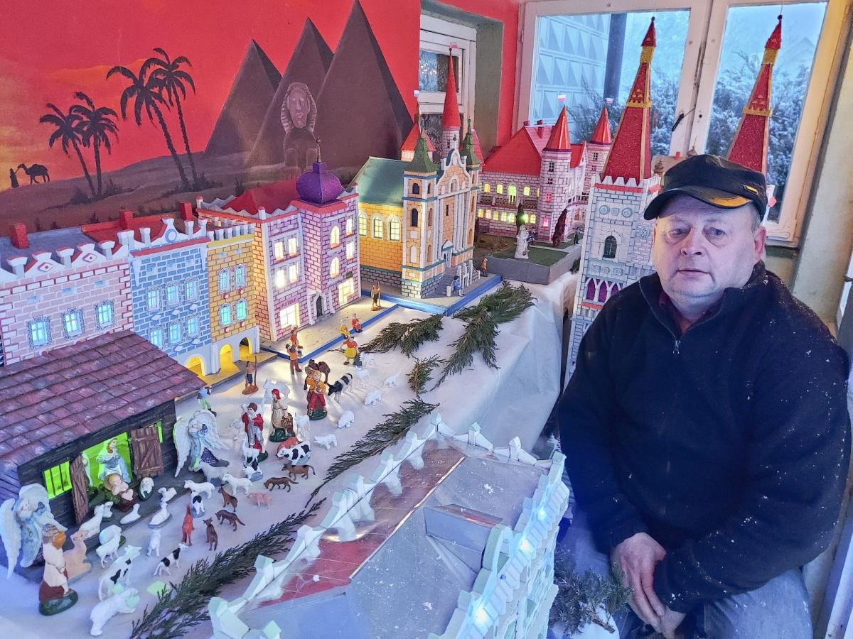 W podprzemyskich Darowicach, w oszklonym pomieszczeniu pod werandą domu Andrzeja Janiszczaka można podziwiać cudeńka wykonane z gipsowych miniaturowych elementów. Oświetlona setkami migających lampek szopka robi duże wrażenie.  Szopka składa się z 32 tys. 200 kilkucentymetrowych gipsowych elementów.