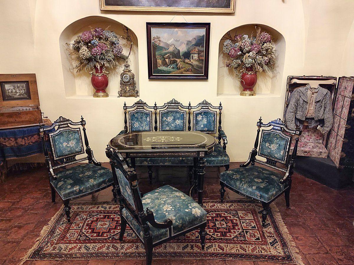 Meble w stylu Makart mogłyby być – zwłaszcza po renowacji – ozdobą niejednego współczesnego salonu<br/>fot.Muzeum w Jarosławiu Kamienica Orsettich