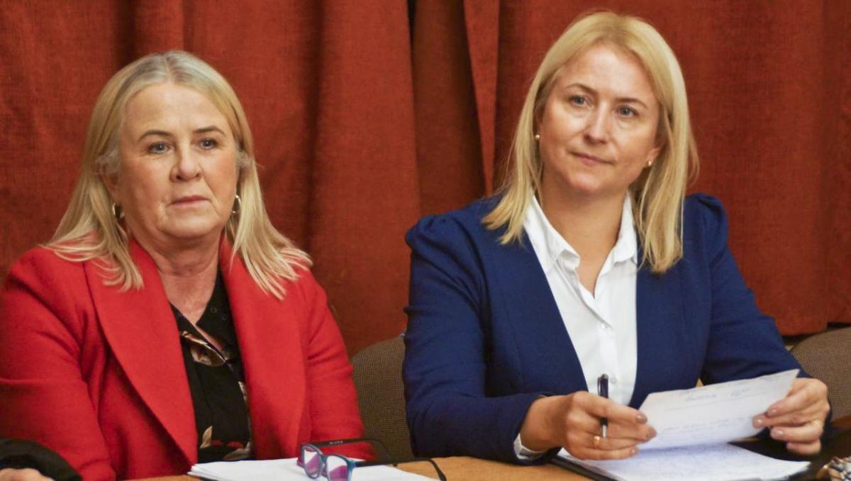 M. Tabin-Matusz (po prawej) deklarowała, że kryzys rozwiąże z korzyścią dla przedszkolanek. Po drugiej turze wyborów wiadomo, że wójtem nie zostanie. Gwarantem dla nauczycielek przedszkola pozostaje więc przewodniczący rady K. Socała.

<br/>fot.UG Wiązownica