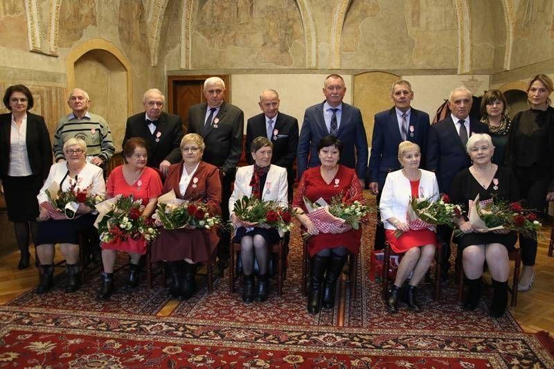 Jubilaci udekorowani zostali medalami. Otrzymali też kwiaty, upominki oraz usłyszeli moc życzeń.

<br/>fot.UM Jarosław