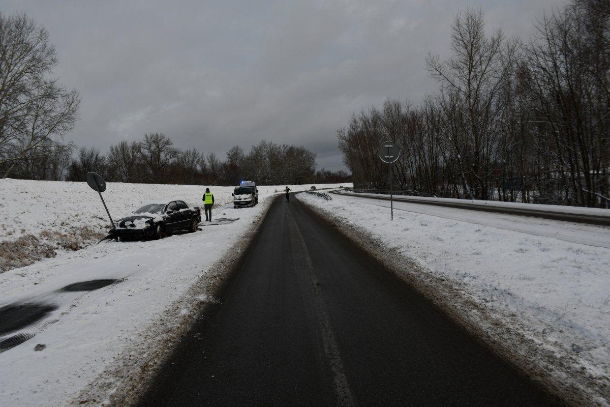 Kierowca wjechał w znak drogowy.<br/>fot.KMP Tarnobrzeg