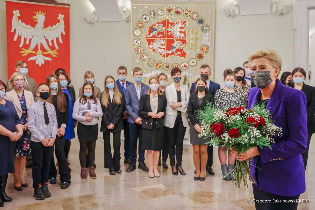 Po zakończeniu gali w Wilanowie stypendyści, nauczyciele i przedstawiciele fundacji pojechali do Pałacu Prezydenckiego, gdzie wzięli udział w spotkaniu z pierwszą damą Agatą Kornhauser-Dudą.<br/>fot.Grzegorz Jakubowski | KPRP