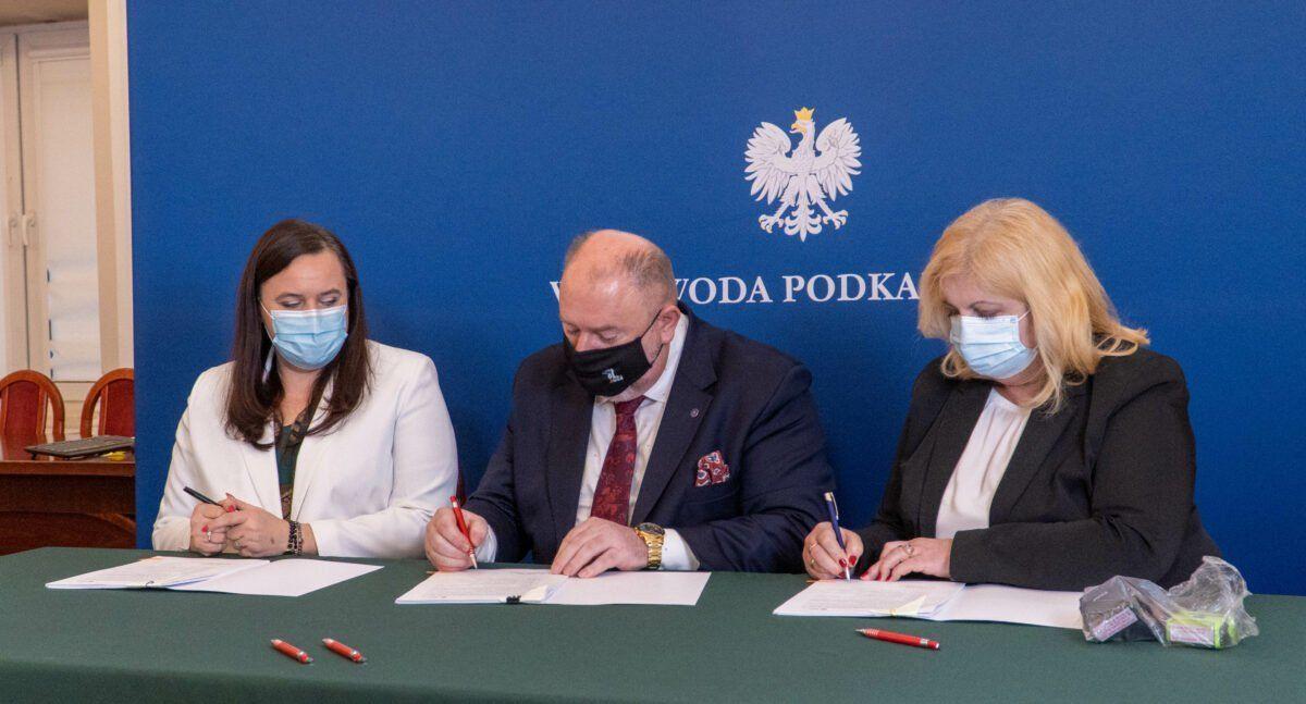 Umowę na dofinansowanie z tzw. funduszy norweskich projektów realizowanych w Jarosławiu w PUW w Rzeszowie podpisał burmistrz miasta Waldemar Paluch.<br/>fot.PUW Rzeszów