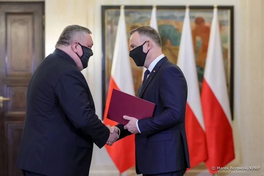 Emerytowany generał Krzysztof Pobuta odbiera z rąk prezydenta Polski Andrzeja Dudy nominację do Rady ds. Bezpieczeństwa i Obronności.<br/>fot.Marek Borowski/KPRP