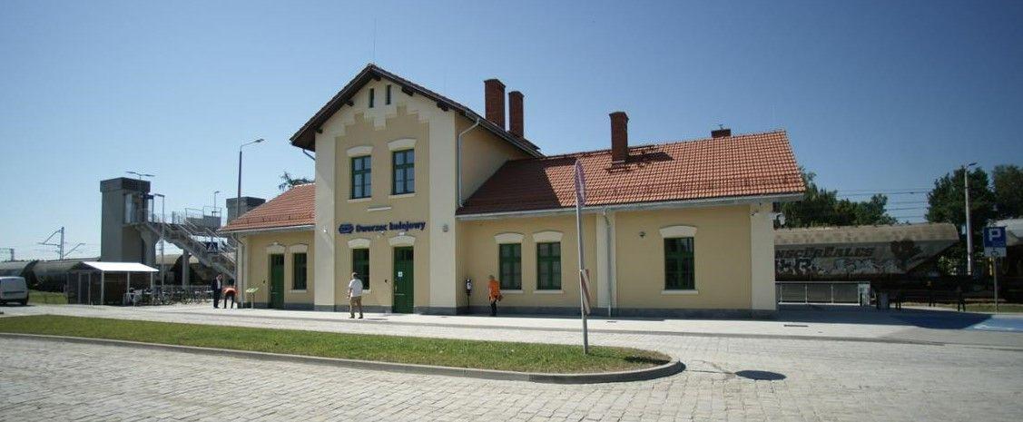 Dworzec PKP w Radymnie został oddany do użytku całkiem niedawno, bo w połowie czerwca br., a już zgarnął drugą nagrodę w konkursie „Dworzec Roku”.<br/>fot.Henryk Bielamowicz