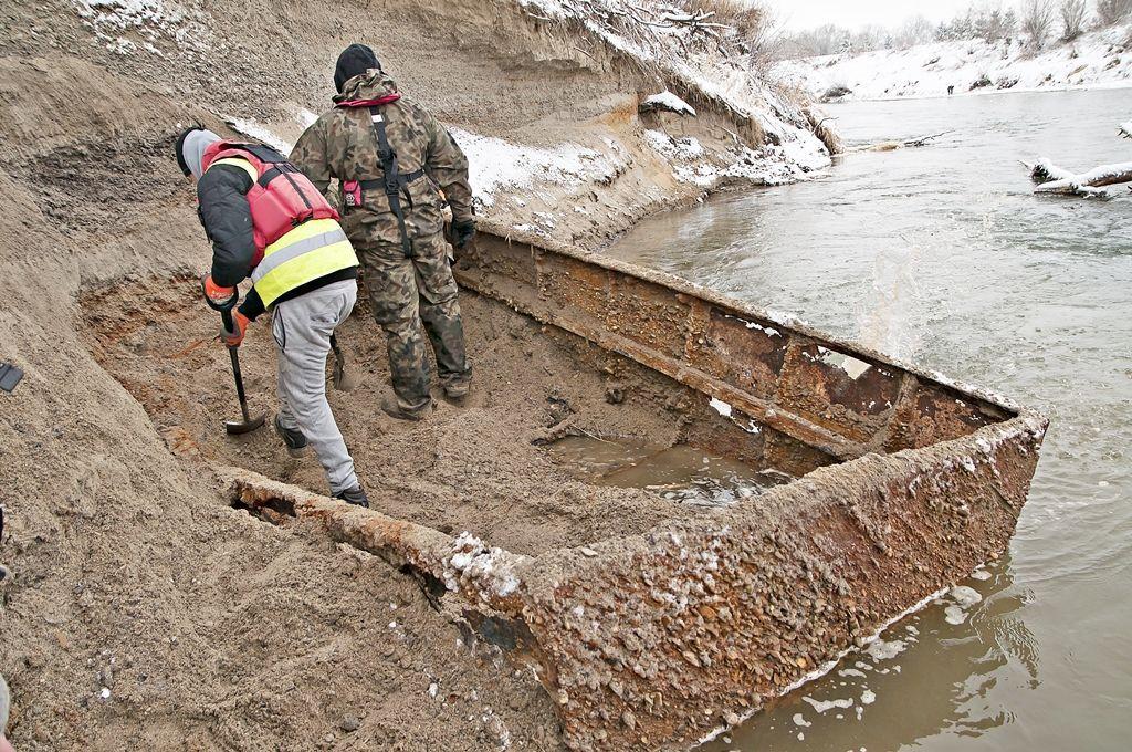 Akcja wydobycia fragmentu mostu pontonowego trwała ok. 6 godzin.<br/>fot.ZGFTP Przemyśl