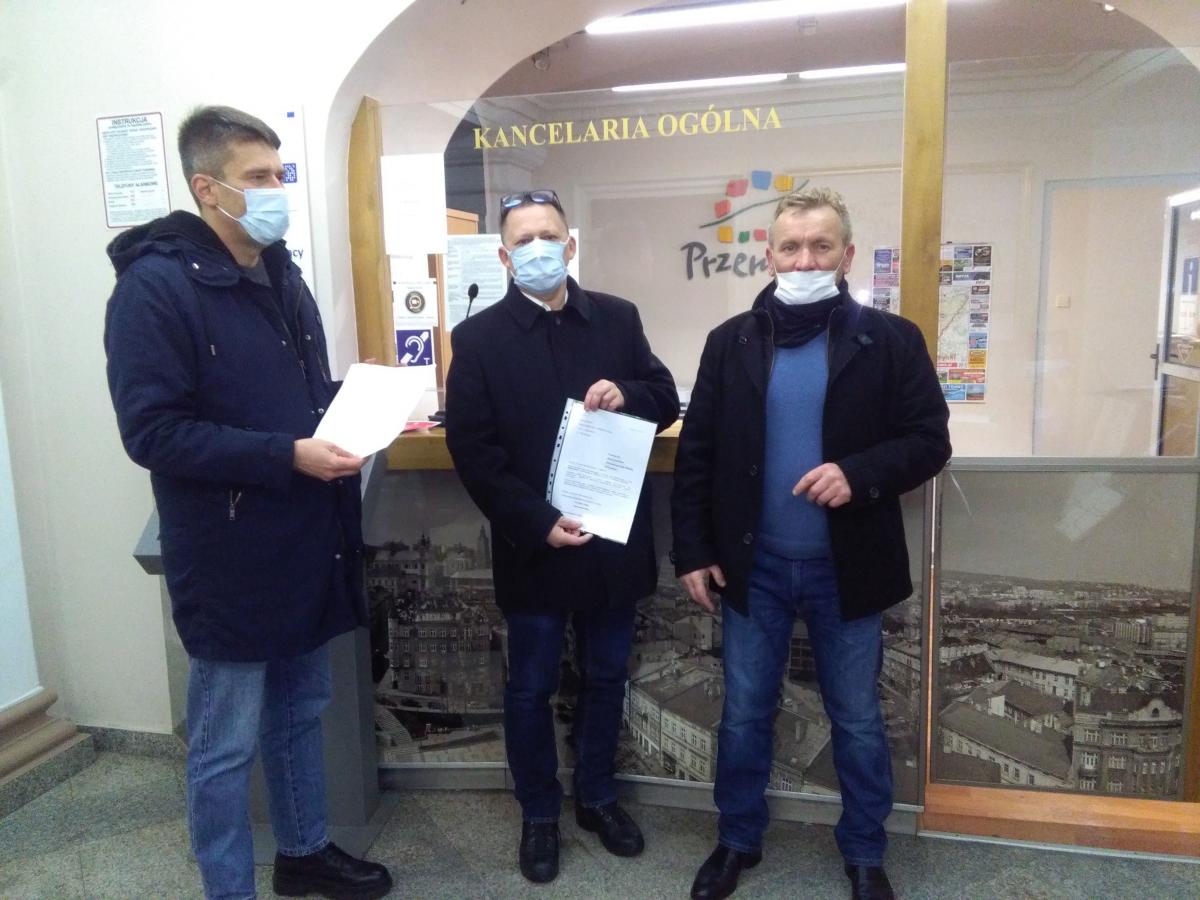 Kilka dni temu Henryk Hawryś, Błażej Wilk i Tomasz Hano, w imieniu sporej grupy mieszkańców miasta, złożyli do przewodniczącego rady miejskiej wniosek o zwołanie nadzwyczajnej sesji Rady Miejskiej w Przemyślu.<br/>fot.ze zbiorów własnych