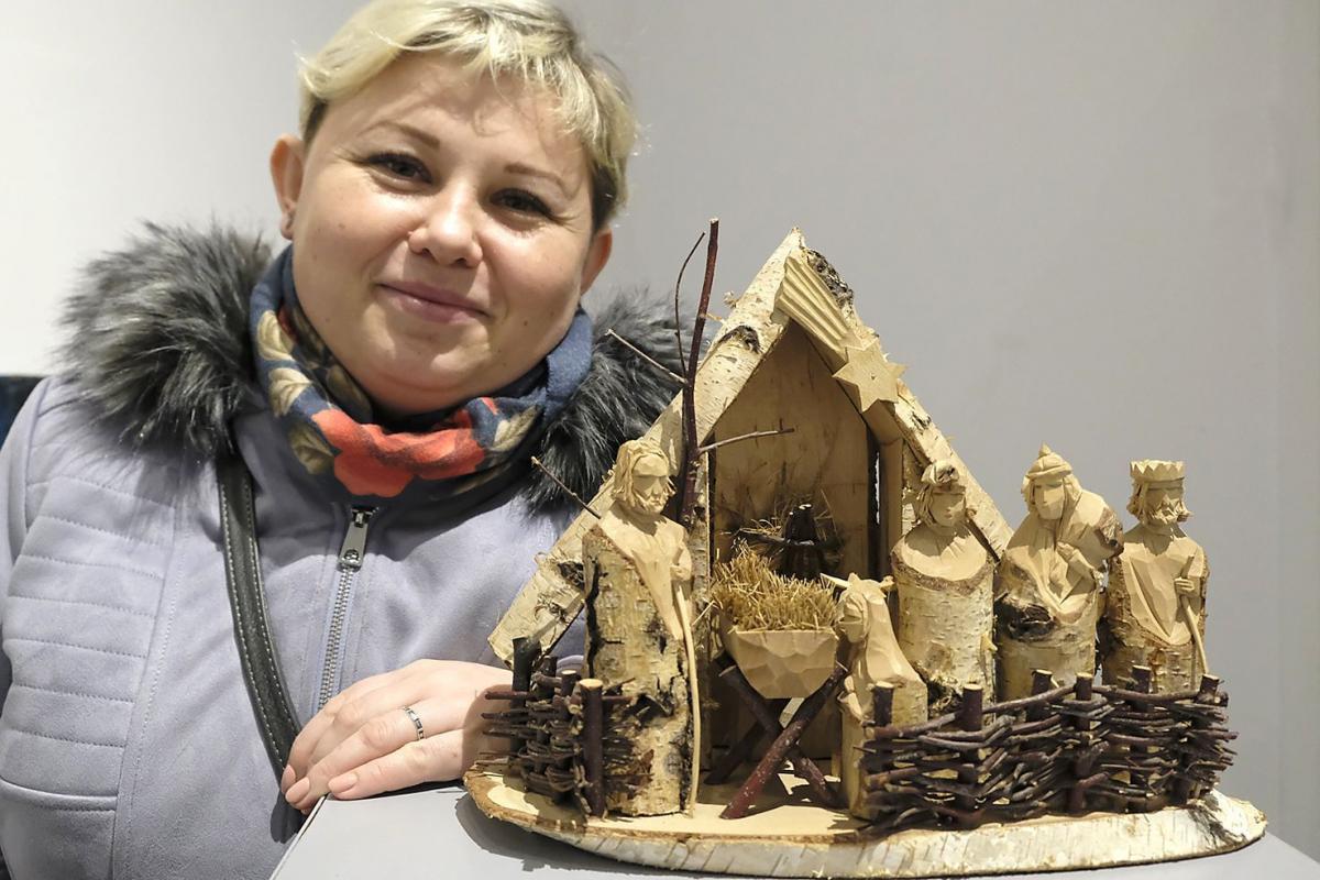 Natalia Sobel z Drohobyczki prezentuje szopkę wykonaną z drewna brzozowego, za którą dostała I nagrodę. <br/>fot.Jacek Szwic