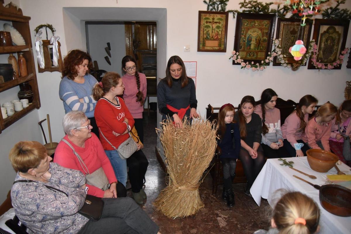 Wykład o tradycjach bożonarodzeniowych prowadzony w tak szczególnym okresie i tak oryginalnej scenerii musiał pozostawić ślad w pamięci. <br/>fot.Muzeum w Przeworsku