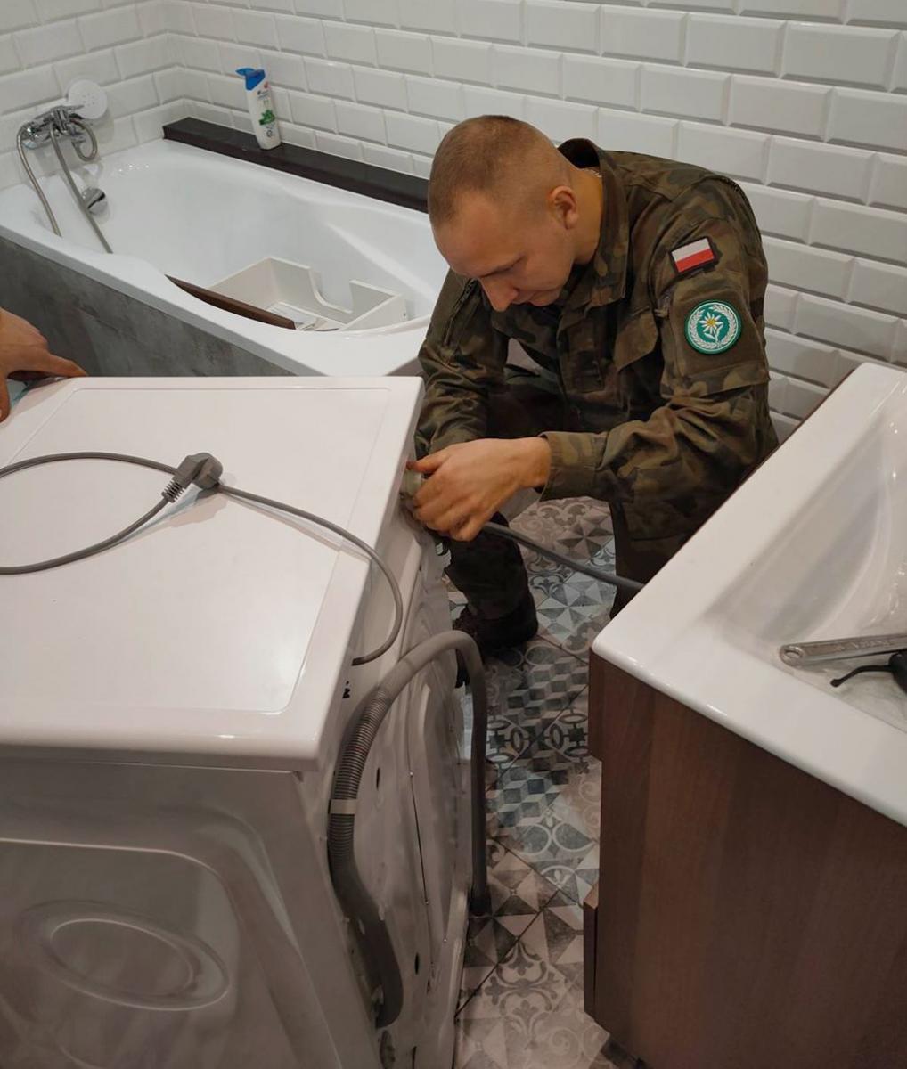 Radni powiatu wsparli żołnierzy garnizonu jarosławskiego oddelegowanych na granicę polsko-białoruską nie tylko dobrym słowem – dzięki ich składce mundurowi otrzymali pralkę. <br/>fot.Starostwo Powiatowe w Jarosławiu