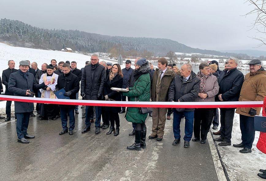 Wśród zaproszonych na uroczystość otwarcia nowej drogi gości nie zabrakło przedstawicieli władz parlamentarnych i samorządowych.<br/>fot.Starostwo Powiatowe w Przemyślu