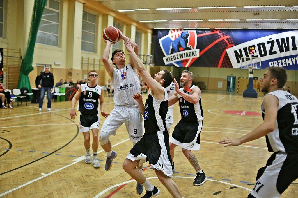 W akcji najlepszy zawodnik Niedźwiadków Chemart Przemyśl w I rundzie sezonu 2021 – 2022 Rafał Serwański.<br/>fot.Kamil Krukiewicz