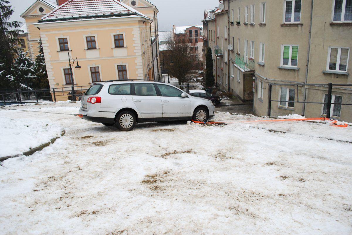 Pojazd zawisła na skarpie.<br/>fot.KMP Przemyśl
