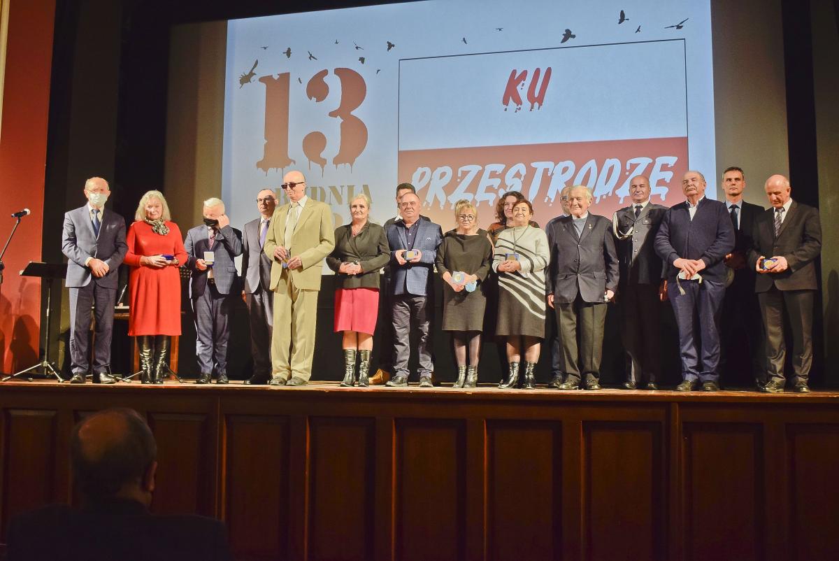 Lista osób uhonorowanych medalem z okazji 40 rocznicy powstania NSZZ „Solidarność”
Alicja Chruścicka, Wiesław Rutka, Ryszard Mazur, Marian Górniak, Katarzyna Bal, Piotr Kowalski, Robert Moskal – porucznik Służby Więziennej w stanie spoczynku, Maria Kozak, Maciej Kalicki, Ewa Kalnicka, Marian Sowińsk