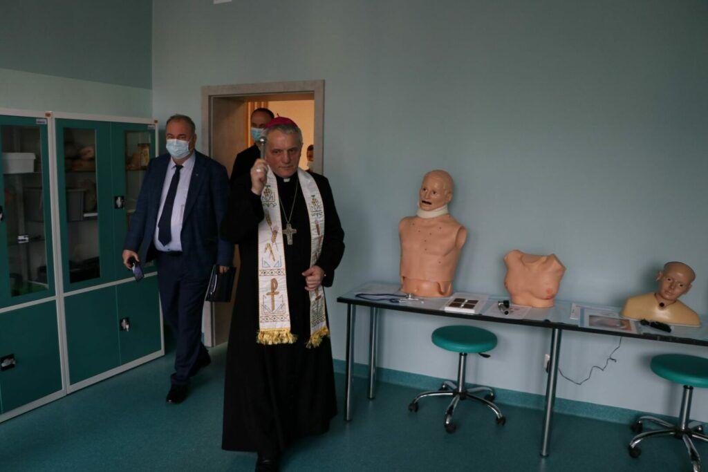 Poświęcenia nowego obiektu dokonał obecny na uroczystości ks. bp Stanisław Jamrozek.<br/>fot.UM Przemyśl  