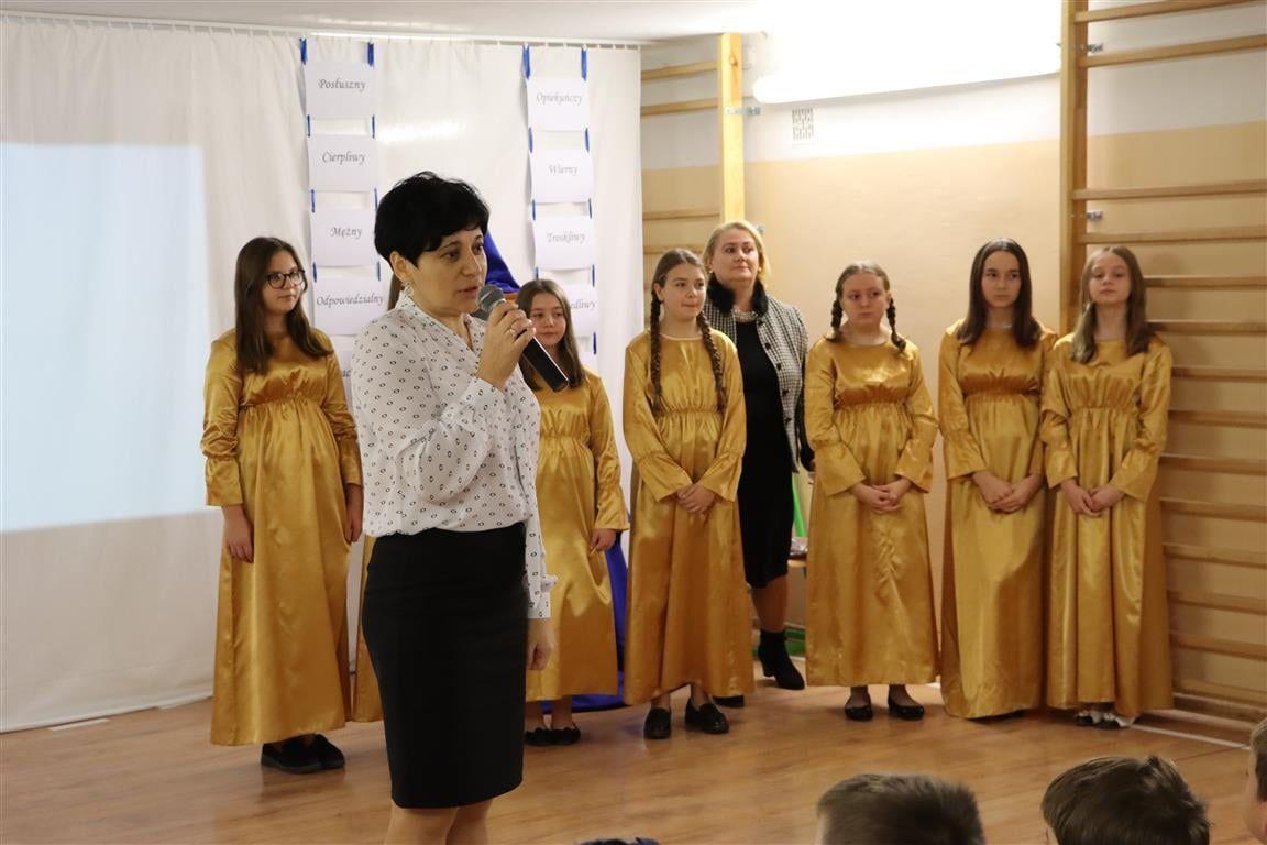 Rozstrzygnięcie konkursu było emocjonującym wydarzeniem dla członków szkolnej społeczności. Na pierwszym planie dyrektor SP w Leszczawie Dolnej Bożena Mielnikiewicz.<br/>fot.UG Bircza