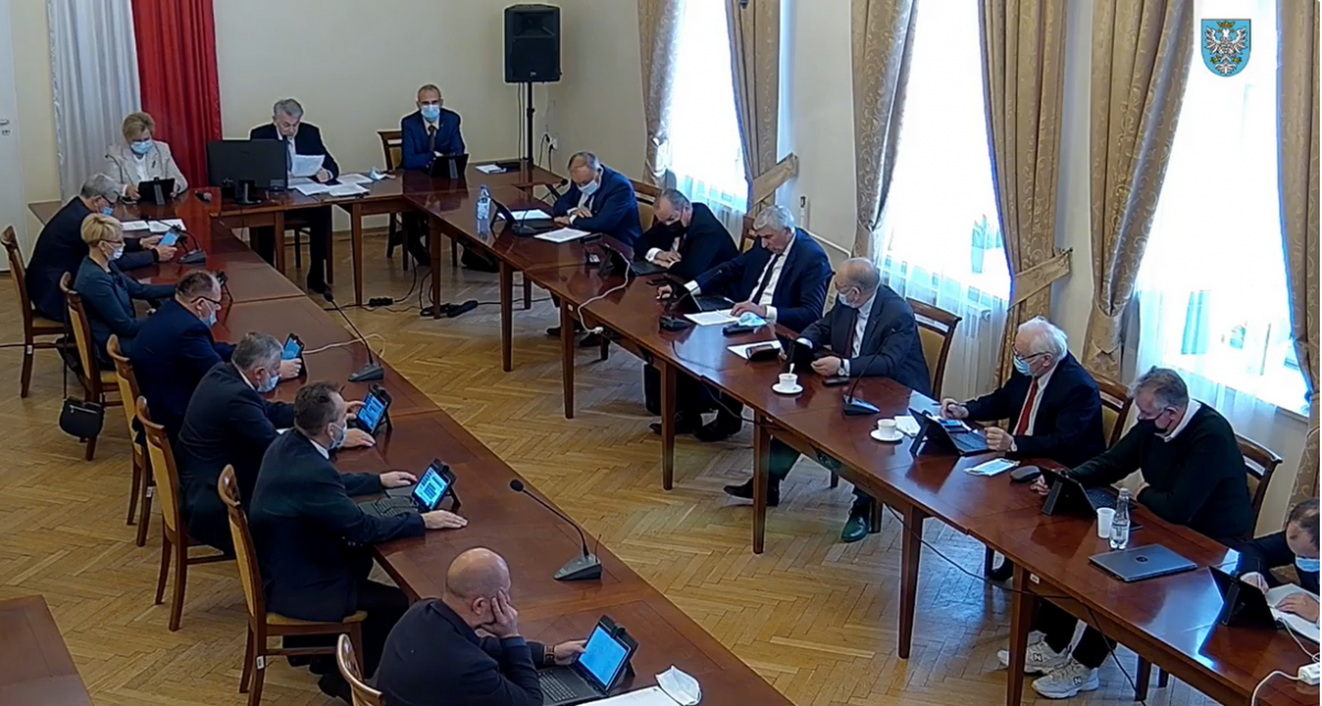 Posiedzenie Rady Powiatu Przemyskiego odbyło się stacjonarnie. Głównym punktem było podjęcie uchwały w sprawie nadania odznaki honorowej „Zasłużony dla Powiatu Przemyskiego”.<br/>fot.ze zbiorów własnych