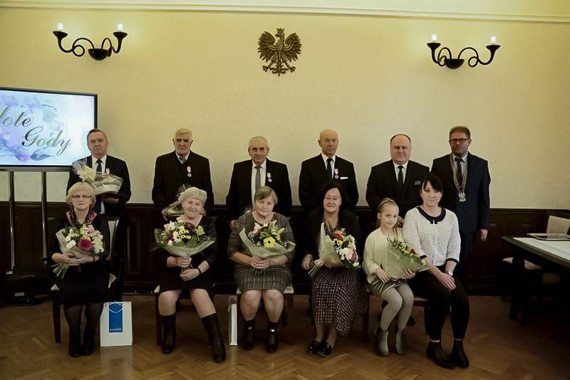 Szanowni Jubilaci, przyjmijcie gratulacje i życzenia podwojenia małżeńskiego stażu!<br/>fot.UM Przeworsk