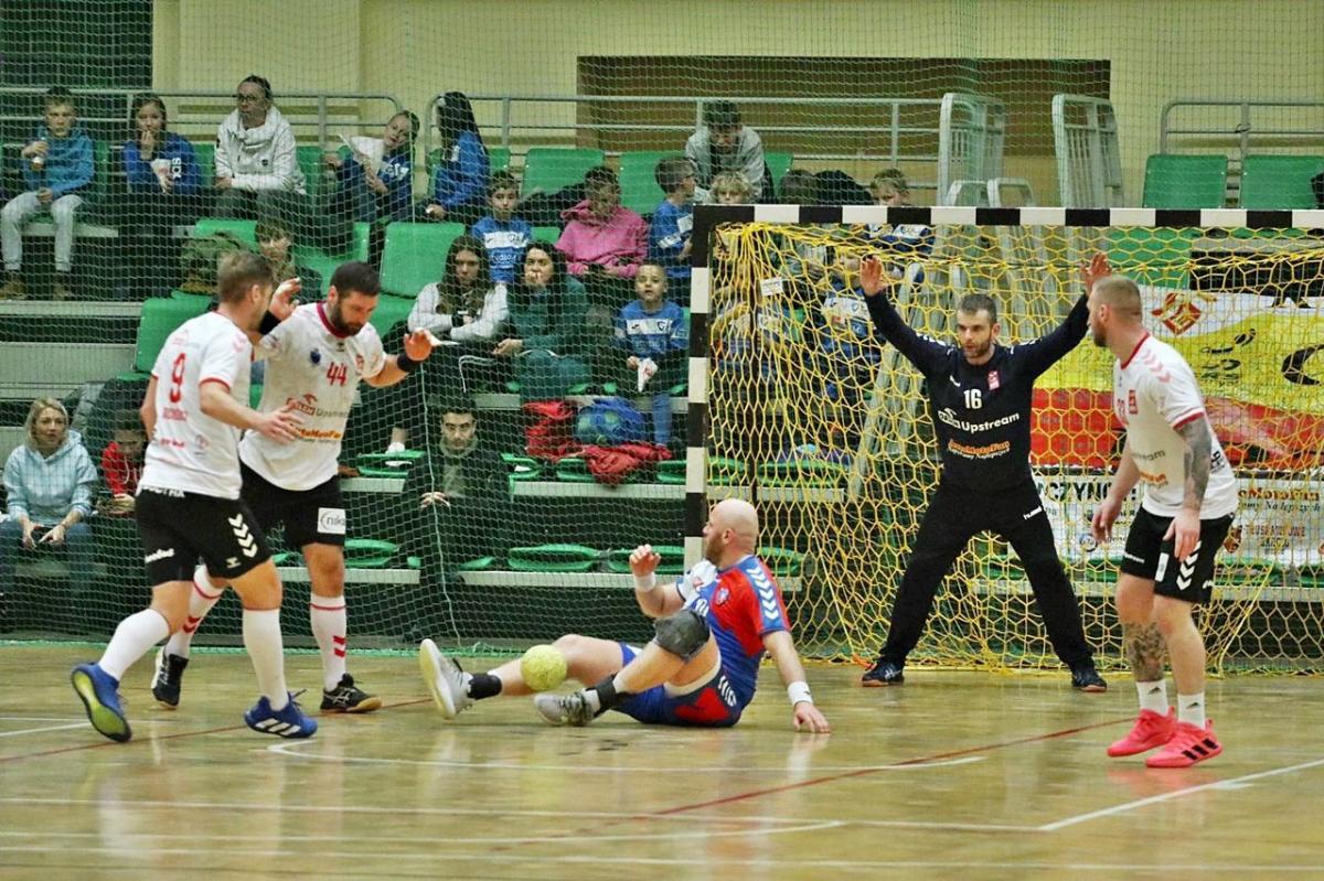 Potężnie zbudowany, mający za sobą występy na superligowych parkietach, Tomasz Kasprzak w pozycji siedzącej... Tak mniej więcej wyglądała gra jego zespołu w spotkaniu z ORLEN Upstream SRS Przemyśl.<br/>fot.Kamil Krukiewicz