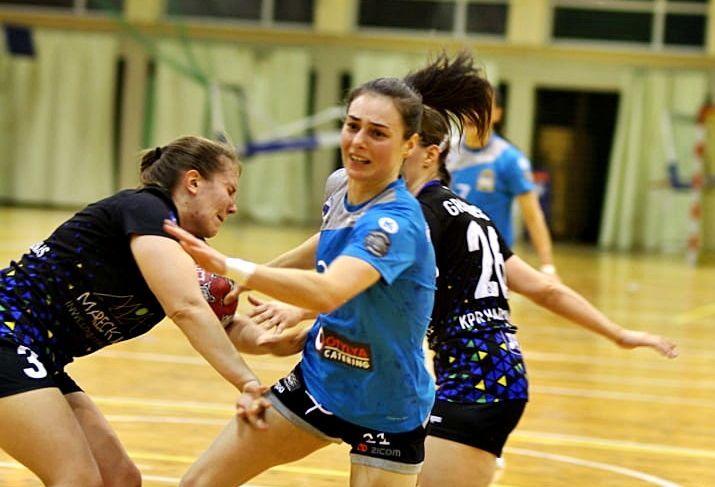 Iga Wicińska (w środku) zdobyła pięć bramek.<br/>fot.Kacper Loc