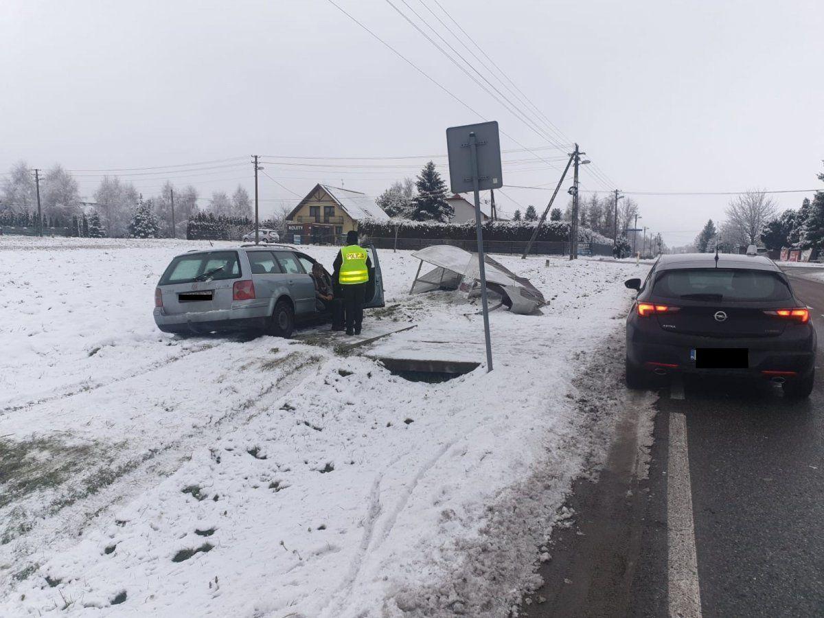 Kierowca volkswagena stracił panowanie nad pojazdem i wjechał w przystanek. <br/>fot.KPP Lubaczów