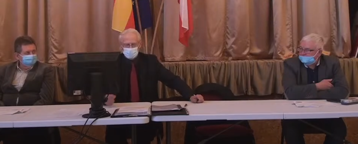 – Nie, nie zrezygnuję, niech się pan nie łudzi – deklarował przewodniczący rady gminy Wiązownica Krzysztof Socała w odpowiedzi na kolejną skargę na jego działania.

<br/>fot.kadr z nagrania sesji