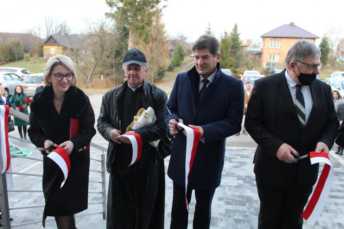 Symboliczne przecięcie wstęgi: od lewej dyrektor CUS w Adamówce Malwina Misiąg, proboszcz parafii pw. św. Judy Tadeusza w Krasnem ks. Stefan Nogaj, dyrektor Regionalnego Ośrodka Polityki Społecznej w Rzeszowie Jerzy Jęczmienionka, przewodniczący rady gminy Adamówka Jan Kyć.

<br/>fot.UG Adamówka
