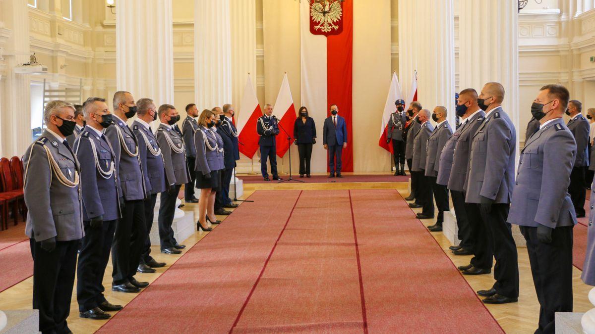 Podczas uroczystości funkcjonariuszom i pracownikom cywilnym policji z całego Podkarpacia wręczono łącznie 31 odznaczeń i medali.   

<br/>fot.PUW Rzeszów