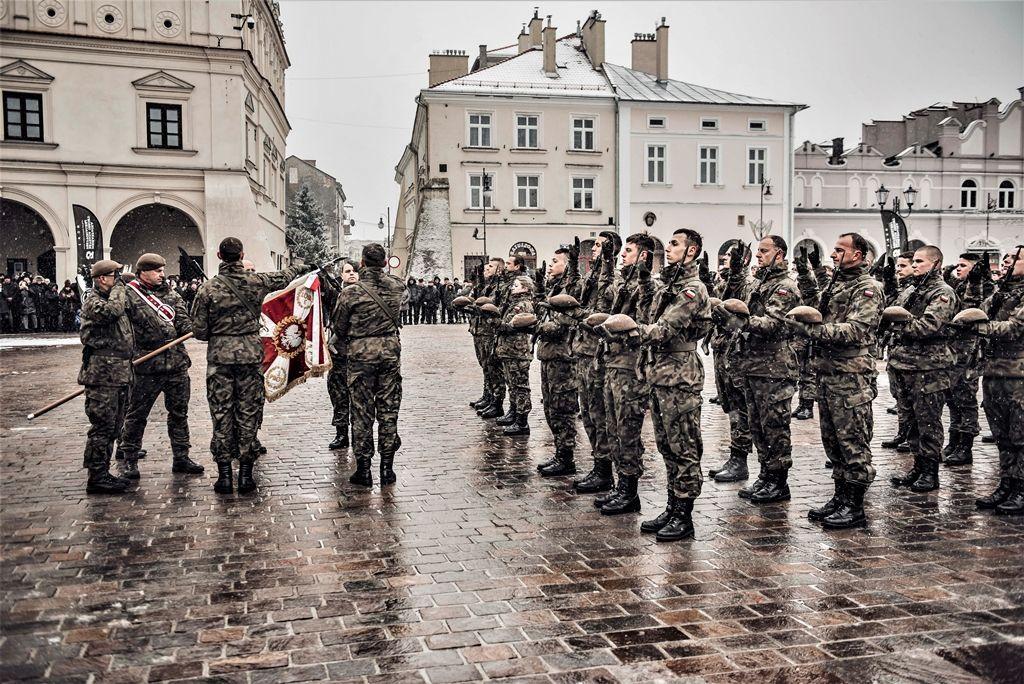 Na jarosławskim Rynku rotę przysięgi wojskowej wydeklamowało 42 ochotników.<br/>fot.3. PBOT