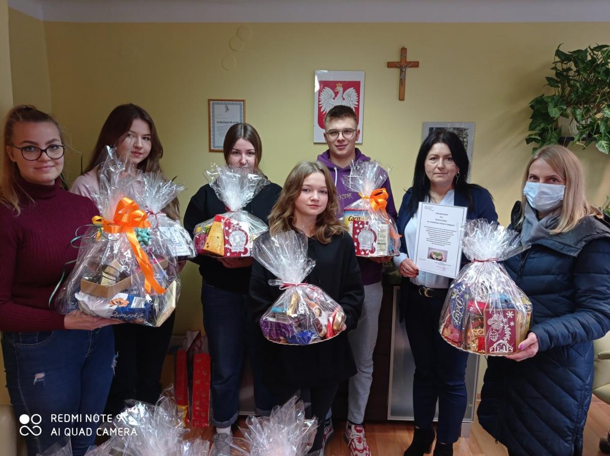 Przed zbliżającymi się świętami Bożego Narodzenia uczniowie ze szkół w terenu gminy Zarzecze przygotowali aż 115 paczek.<br/>fot.UG Zarzecze
