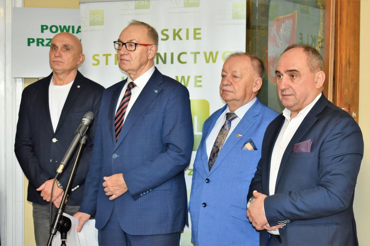 Od lewej: Edmund Matrejek, poseł Mieczysław Kasprzak, starosta przemyski Jan Pączek i Janusz Hołyszko.<br/>fot.ze zbiorów własnych