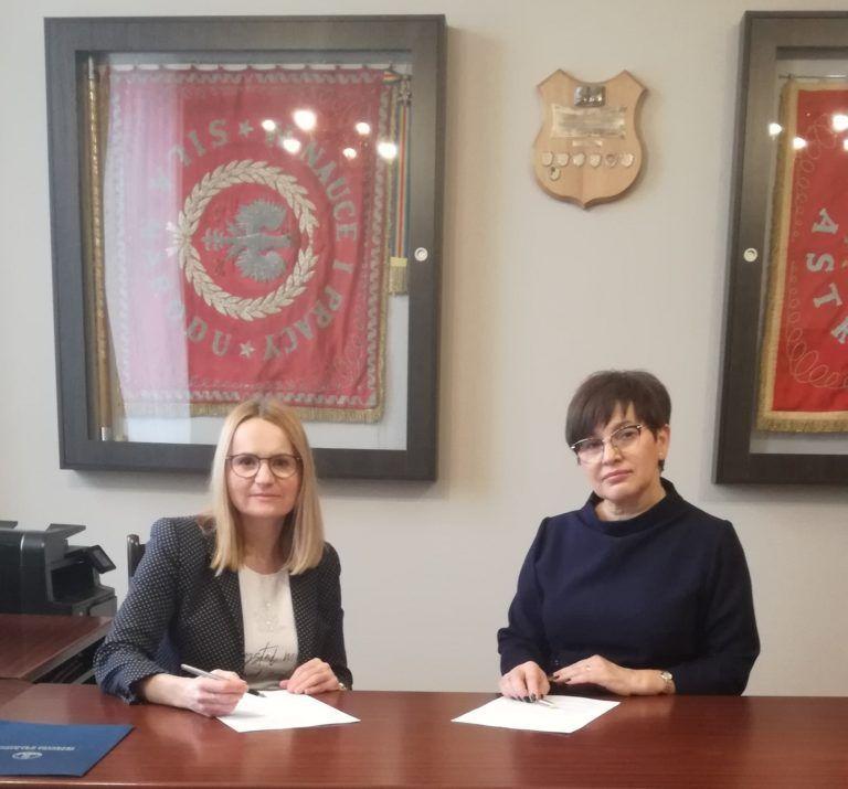 Umowę podpisały m.in. wicedziekan Rady Okręgowej Izby Radców Prawnych w Rzeszowie Elżbieta Żelazko-Nowosielska oraz dyrektor I LO im. Mikołaja Kopernika w Jarosławiu Jolanta Moskwa (z lewej).<br/>fot.Starostwo Powiatowe w Jarosławiu
