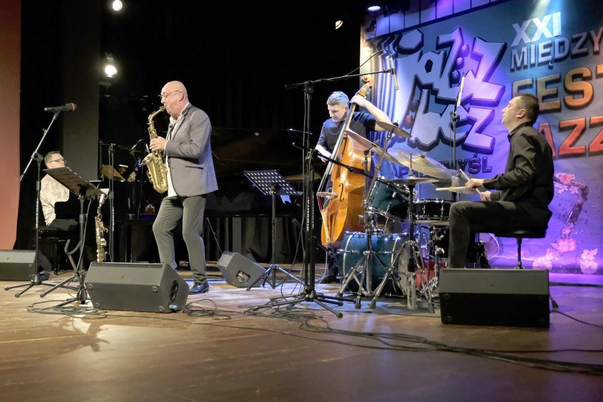 Wojciech Majewski (fortepian), Henryk Miśkiewicz (saksofony), Sławomir Kurkiewicz (kontrabas) i Michał Miśkiewicz (perkusja).<br/>fot.Jacek Szwic