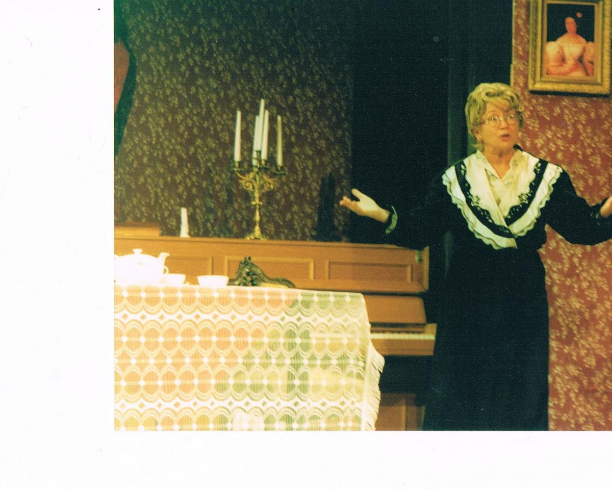 Krystyna Maresch-Knapek na teatralnej scenie.<br/>fot.MOK Jarosław