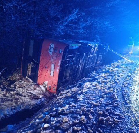 Autobus przewrócił się na bok.<br/>fot.KPP Przeworsk
