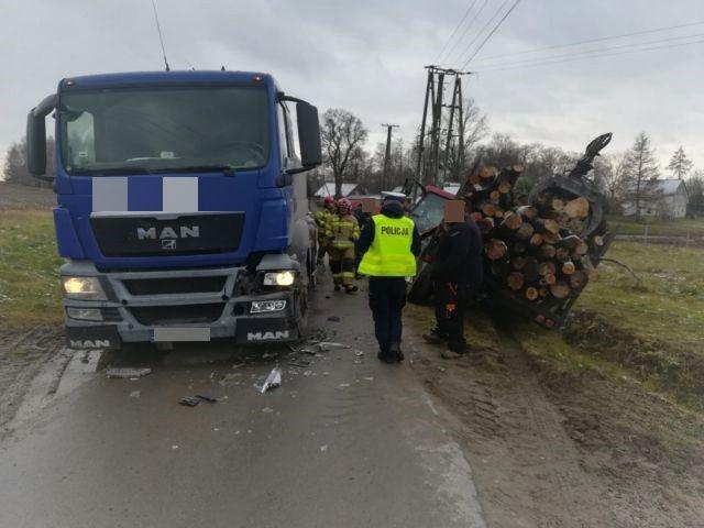 Kierujący ciągnikiem rolniczym wjechał do rowu.<br/>fot.KPP Przeworsk
