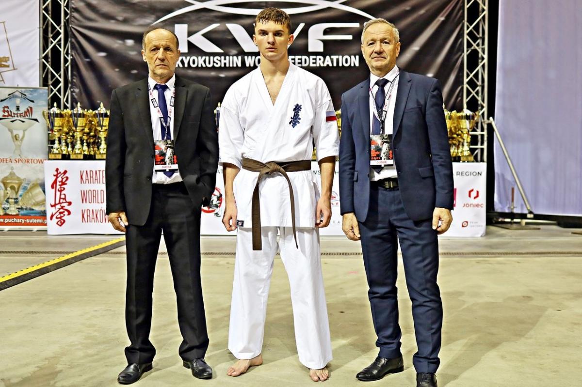 Michał Lisowski z klubowymi trenerami – Jerzym (z lewej) i Ryszardem (z prawej) Makarami.<br/>fot.ze zbiorów własnych