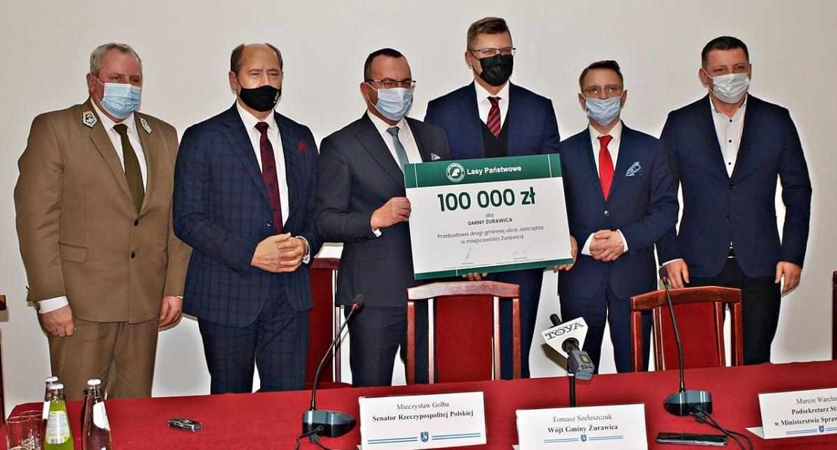 Od lewej: dyrektor Regionalnej Dyrekcji Lasów Państwowych w Krośnie Marek Marecki, senator RP Mieczysław Golba, wójt gminy Żurawica Tomasz Szeleszczuk, wiceminister sprawiedliwości Marcin Warchoł, krośnieński poseł RP Piotr Uruski i przewodniczący Rady Gminy w Żurawicy Maciej Gałuszka.<br/>fot.Mariu