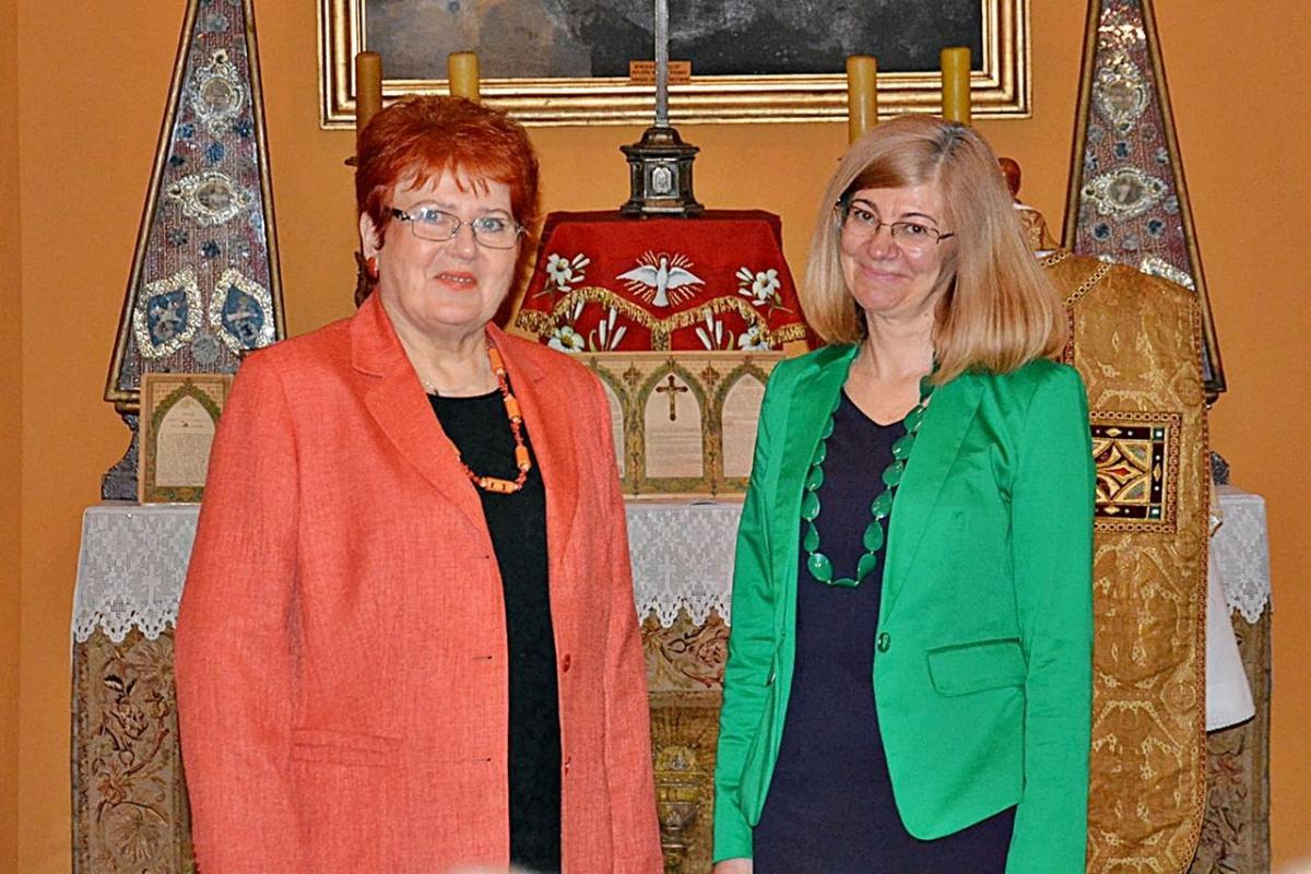 W Muzeum Diecezjalnym w Przemyślu Teresa Paryna (z lewej) zaprezentowała swój najnowszy zbiór wierszy pt. „Rozmowa z rzeką”. Obok prowadząca z nią rozmowę podczas spotkania Bernardyna Banaś.<br/>fot.ze zbiorów własnych