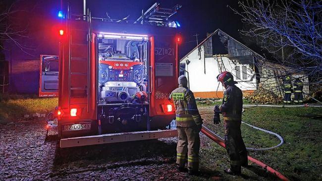 Pożar pojawił się na poddaszu budynku mieszkalnego. Potem zajęła się przyległa do niego wiata.<br/>fot.asp. szt. Tomasz Flak, KP PSP Przeworsk