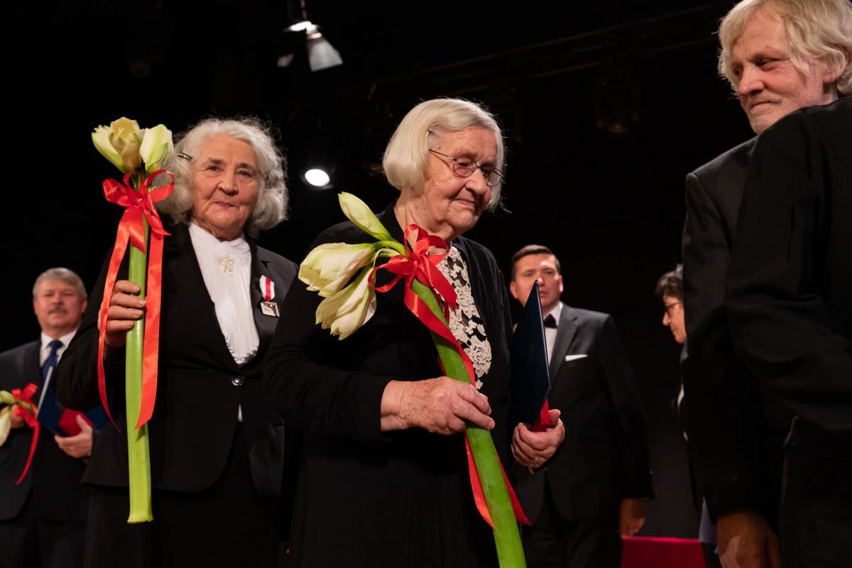 Urodzona w Cieszanowie Teresa Marcelina Mielnik (z lewej) to laureatka X edycji nagrody.<br/>fot.ze zbiorów IPN oddział Rzeszów