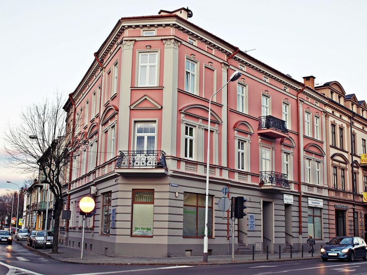 Ekipy PGM przeprowadziły kompleksowy remont budynku przy ulicy Grunwaldzkiej 24 z odrestaurowaniem i dociepleniem elewacji frontowej oraz odnowieniem klatki schodowej.<br/>fot.Mariusz Godos