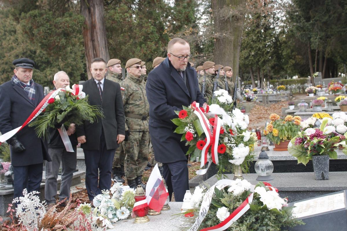 Kwiaty na grobie złożyli przedstawiciele władz parlamentarnych i samorządowych.  <br/>fot.Starostwo Powiatowe w Jarosławiu