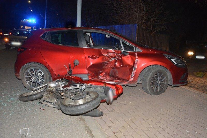 Motocykl uderzył w bok osobówki.<br/>fot.KMP Krosno