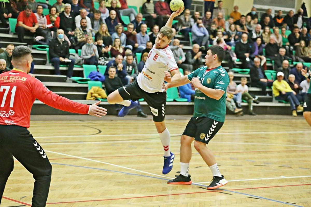 Tomasz Mochocki (z piłką) znakomicie współpracował z Dzianisem Krytskim.<br/>fot.Kamil Krukiewicz