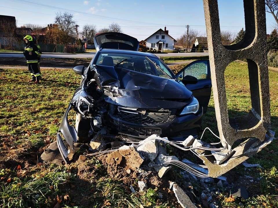 Opel uderzył w słup energetyczny.<br/>fot.KPP Przeworsk